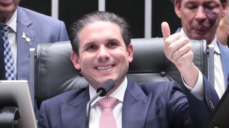 A votação prossegue com a análise de destaques. 