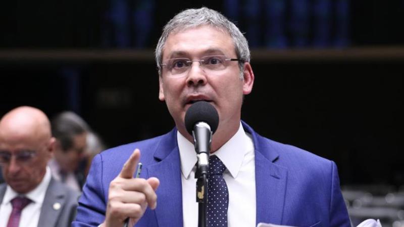 Deputado alega vício regimental na tramitação do projeto no Senado.