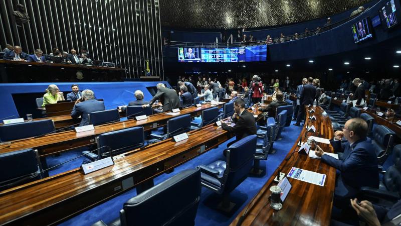 Texto aprovado impede cumulação de penas para crimes contra as instituições democráticas.
