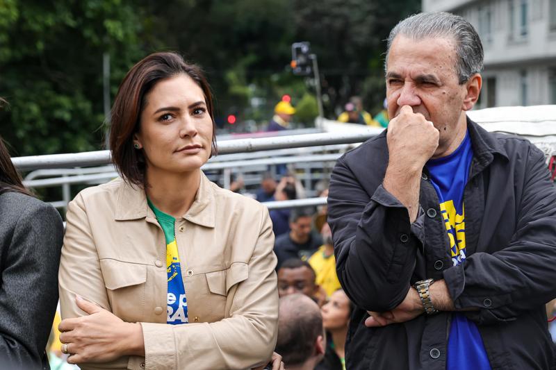 Michelle e Silas Malafaia participam de manifestação na avenida Paulista que pede anistia e apoio ao ex-presidente Jair Bolsonaro, durante ato pró-anistia do dia 7 de setembro.