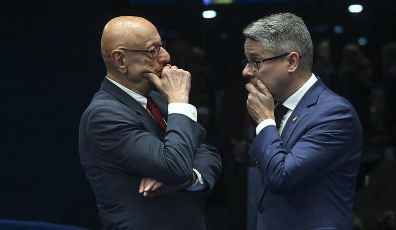 Relator da proposta, Espiridião Amin, e o senador Alessandro Vieira, autor de um um relatório paralelo pela rejeição do texto da Câmara, conversam no Plenário.