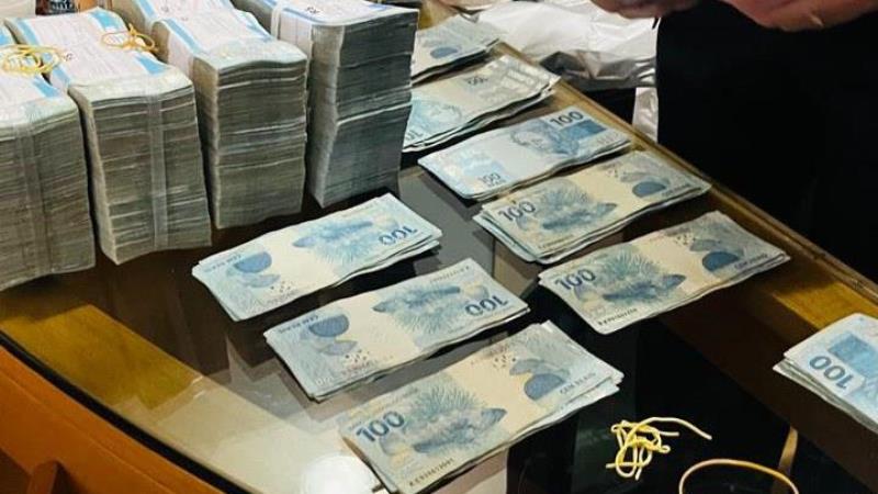 De acordo com a PF, R$ 430 mil foram apreendidos em endereço do líder do PL.