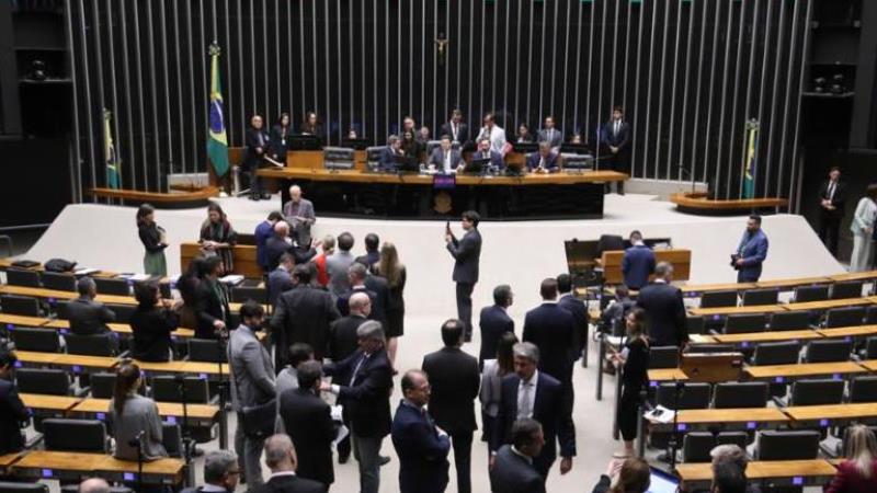 Texto prevê R$ 39,9 milhões a cada deputado e R$ 72,8 milhões a cada senador em emendas individuais.