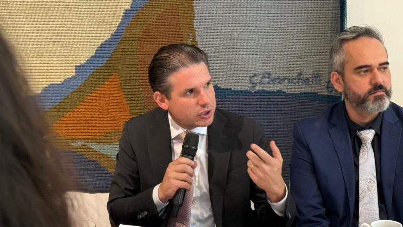 Presidente da Câmara, Hugo Motta, em conversa com jornalistas.