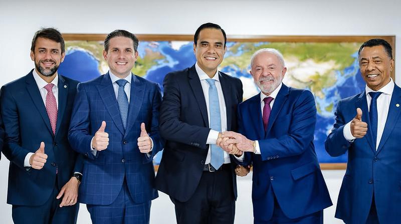 Da esquerda para a direita: Pedro Lucas, líder do União, Hugo Motta, Gustavo Damião, Lula e Damião Feliciano, deputado e pai do novo ministro do Turismo.