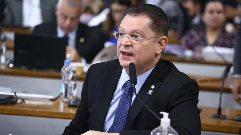 Sóstenes Cavalcante afirma ter orientado pessoalmente a contratação de veículo abaixo do preço de mercado.