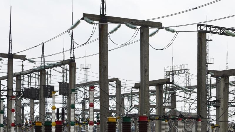 Apagões prolongados, redução de investimentos e fiscalização insuficiente reacendem o debate sobre concessões e reestatização da energia.