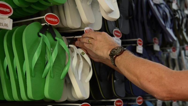 Havaianas trocam identidade popular por marketing ideológico.