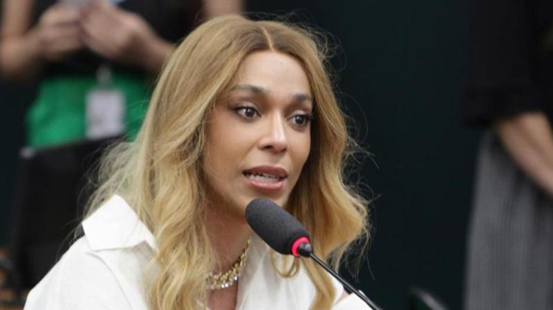 Erika relembrou que Ramagem foi condenado na Justiça e está foragido nos EUA.