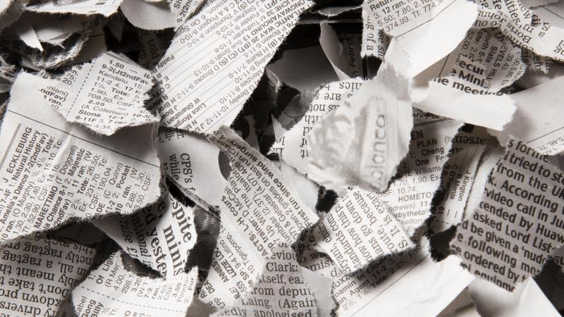 Protestos, censura, perseguições e novas regulações revelam que a chamada era da informação convive com um avanço global contra a imprensa livre.