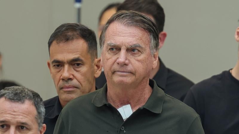 Bolsonaro possui orientação médica para tratamento de duas hérnias inguinais.
