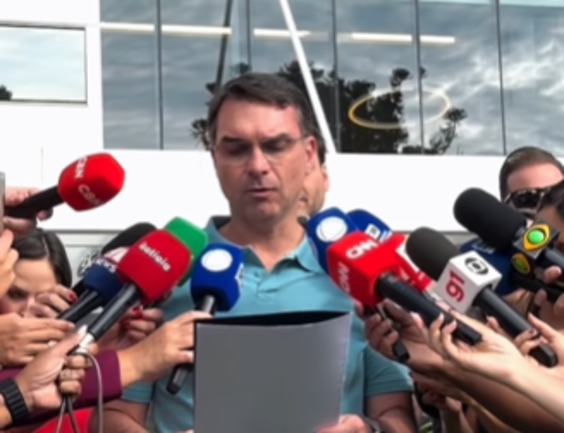 Segundo Flávio, Bolsonaro pediu que a carta fosse lida nesta quinta-feira (25).