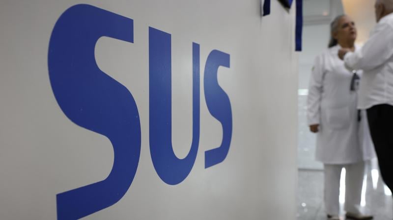 Medida prevê uso complementar da rede privada e critérios clínicos de prioridade.