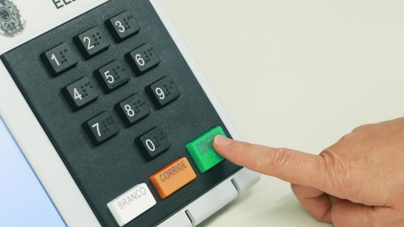 Quando escândalos deixam de chocar, a democracia perde.