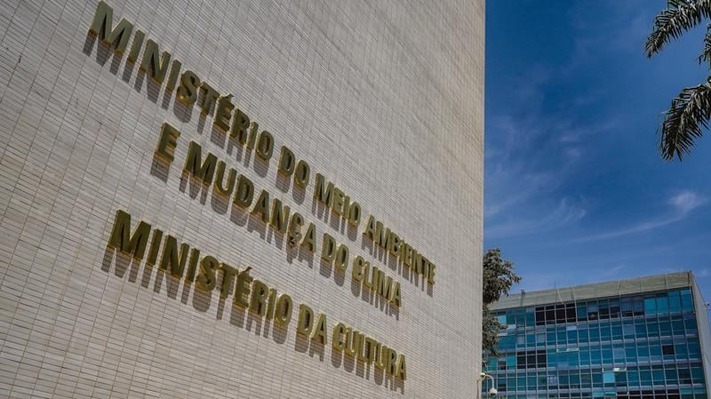 Pesquisa com base em dados do TCU e da CGU mostra gargalos administrativos, baixa fiscalização e acesso restrito ao incentivo cultural, atingindo apenas uma fração dos agentes do setor.