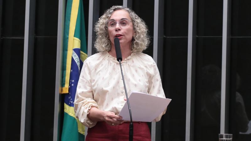 Proposta cria diretriz nacional para prevenir casamento infantil.