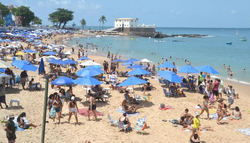 Projetos de lei e decretos buscam disciplinar a cobrança por mesas e cadeiras nas praias.