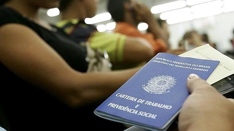 Projeto aprovado dá preferência a mães solo em vagas não ocupadas no Sine. 