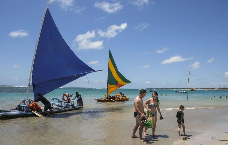 Projetos de lei e decretos buscam disciplinar a cobrança por mesas e cadeiras nas praias.