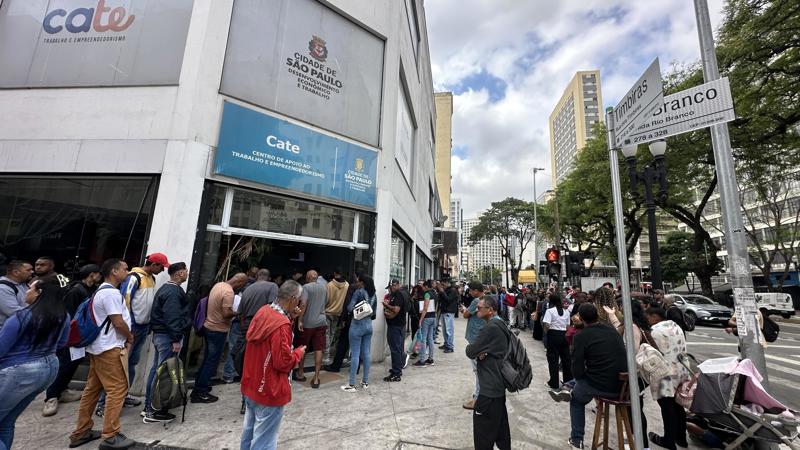Fila para ofertas de trabalho em São Paulo.