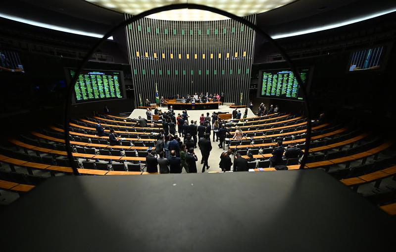 Emendas parlamentares são recursos previstos no Orçamento da União cuja destinação é indicada por deputados e senadores, geralmente para obras e projetos em seus redutos eleitorais.