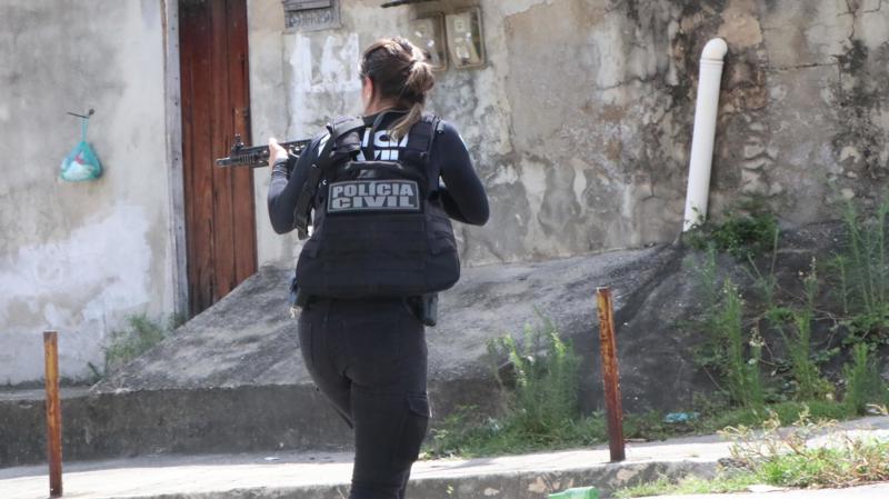 Policial civil em operação no Complexo do Salgueiro no Rio.
