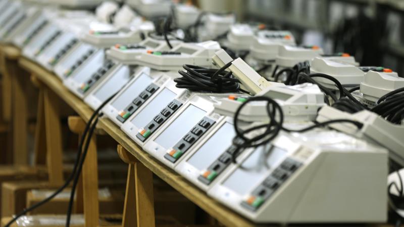 TSE faz na 1ª Zona Eleitoral, na região central de São Paulo, a cerimônia pública de carregamento e lacração da urnas eletrônicas. 