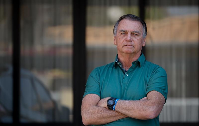 Bolsonaro cumpre pena de 27 anos de prisão por tentativa de golpe.