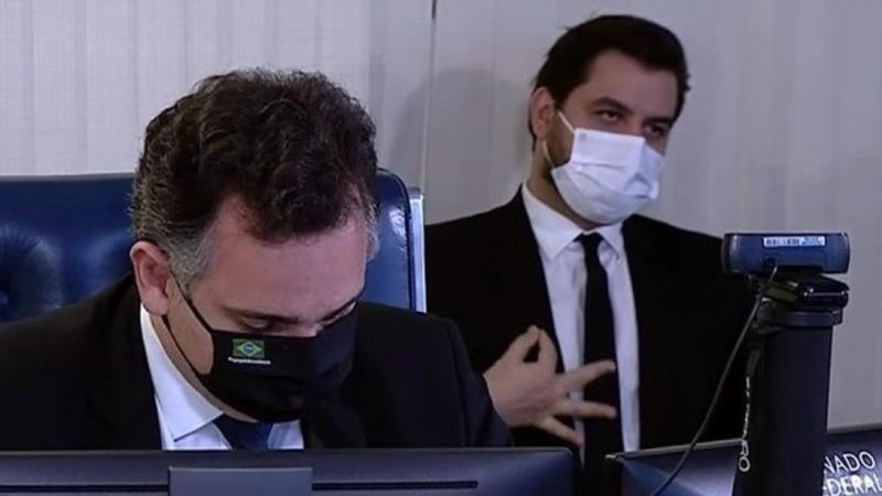 Filipe Martins, à direita, foi condenado em dezembro de 2024, acusado de fazer gesto supremacista durante audiência no Senado.