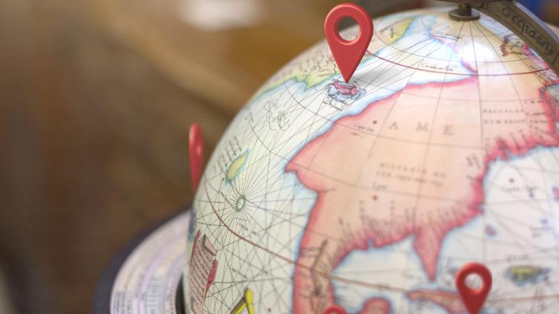 Hipocrisia, poder e violência estrutural se repetem em escala global.