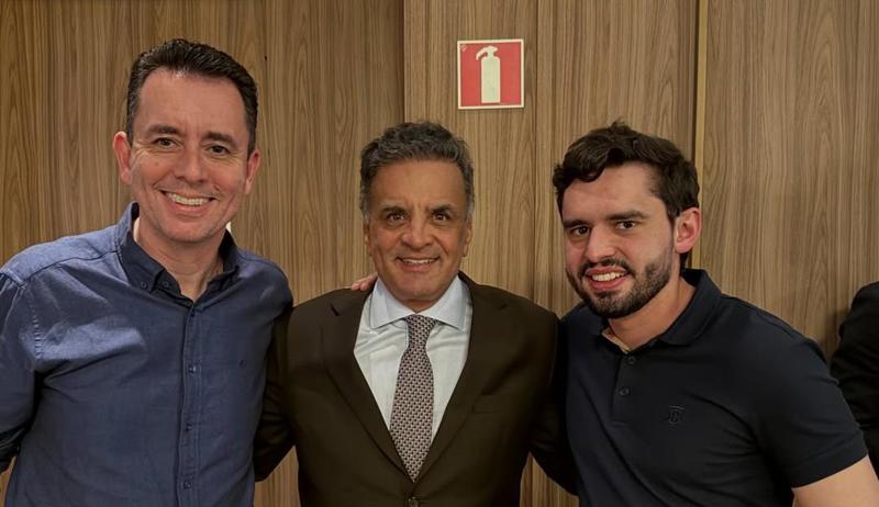 Da esquerda para a direita: o presidente estadual do PSDB, Paulo Serra; o presidente nacional do partido, Aécio Neves; e o presidente da capital paulista, Luiz Oliveira.