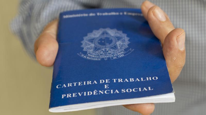 O tema da redação reacende o debate sobre direitos trabalhistas em um contexto de informalidade vendida como liberdade.