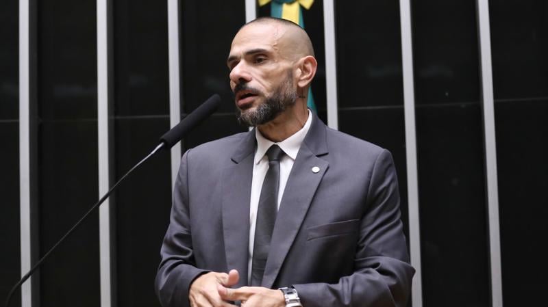 Autor da proposta justifica medida com base no déficit de efetivo nas corporações e no aumento da criminalidade.