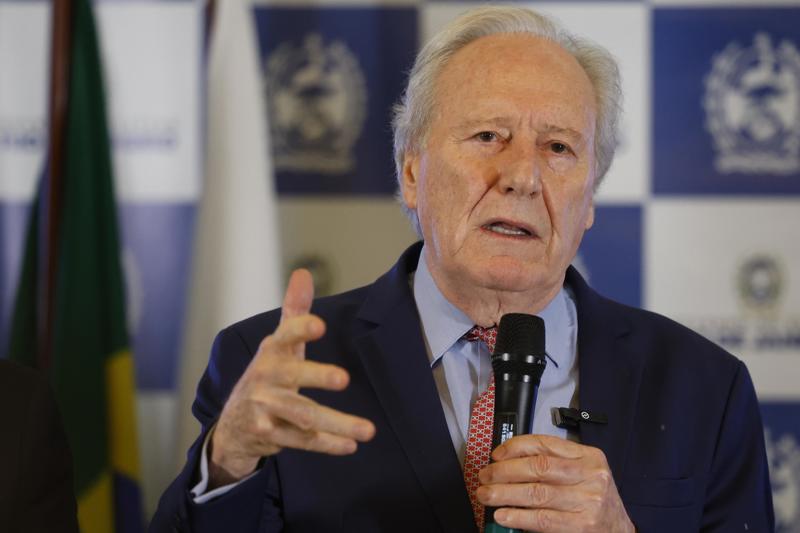 Auxiliares também devem deixar a pasta.