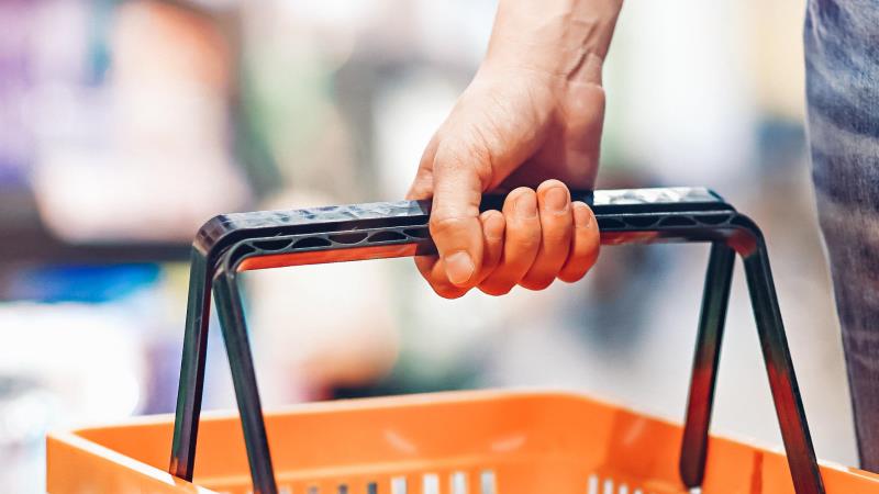 Produtos adulterados, fiscalização cúmplice e vidas descartáveis revelam um sistema que perdeu qualquer limite moral.