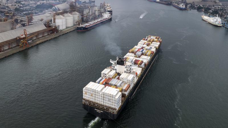 Navio carregado de contêineres navega pelo canal do Estuário de Santos, na entrada do Porto de Santos (SP).