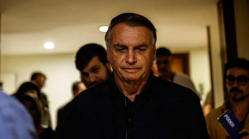 Bolsonaro foi levado ao hospital em Brasília após autorização do ministro Alexandre de Moraes, do STF. 