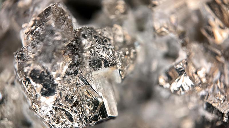 Tecnologia, metas ambientais e controle público de dados podem transformar riqueza mineral em desenvolvimento sustentável.