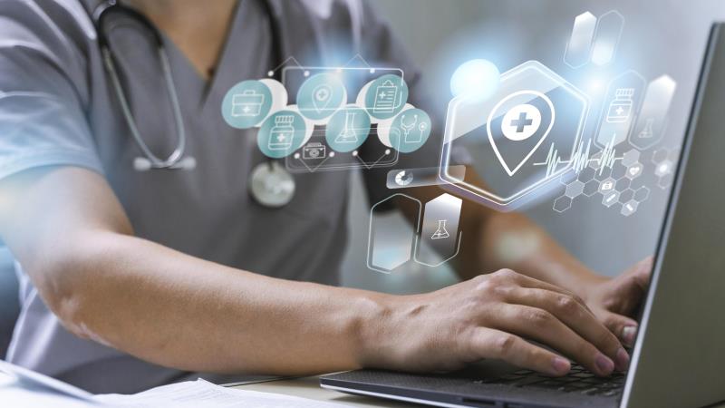 Análise de fala, expressões faciais e padrões de texto ajuda a identificar riscos, desde que integrada ao cuidado médico e a regras éticas claras.