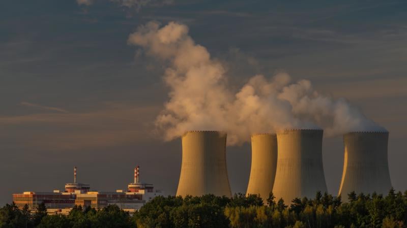 Recuo em acordos de desarmamento e novas parcerias estratégicas mostram como a intenção política redefine os limites da tecnologia nuclear.