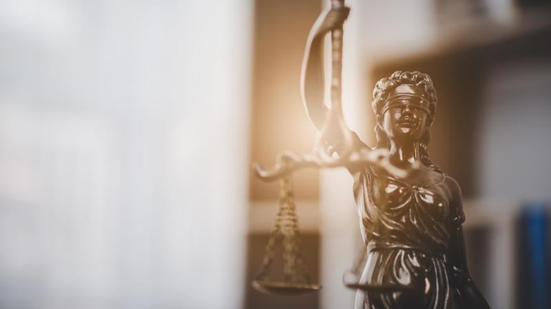 Entre julgamentos seletivos e permissividade penal, o país se acostuma a distorções que fragilizam o devido processo legal.