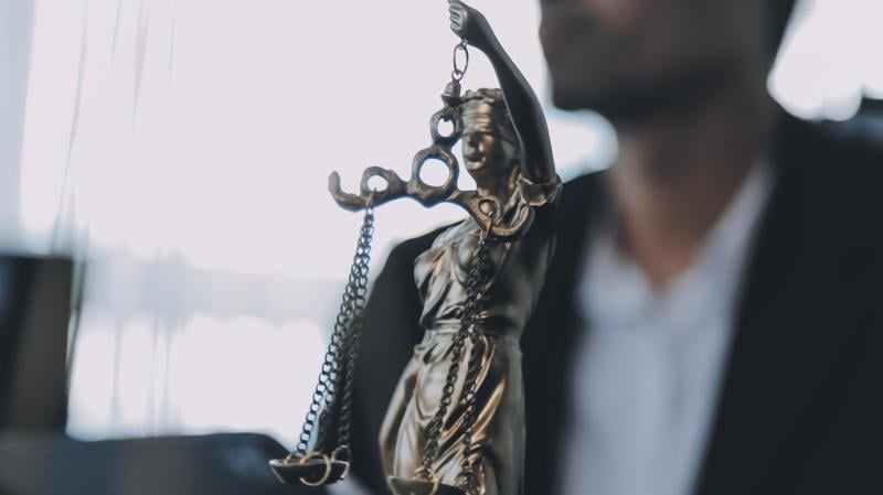 Texto assegura defesa paga pelo poder público em ações ligadas à atividade policial.