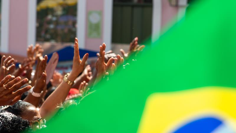 Dados oficiais e estudos indicam manutenção do padrão elitizado de captação e falhas estruturais no sistema.