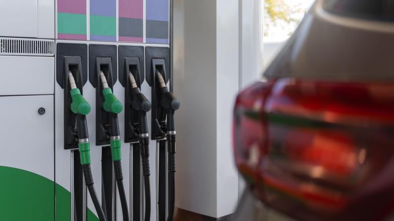 Reajustes tributários e metas ambientais elevam preços e levantam dúvidas sobre transparência e efetividade.