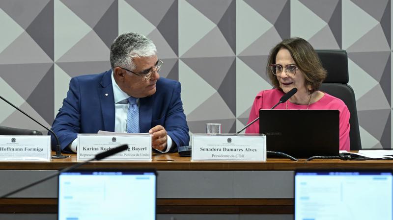 Damares e Girão acusam o judiciário brasileiro de praticar tortura contra Jair Bolsonaro.