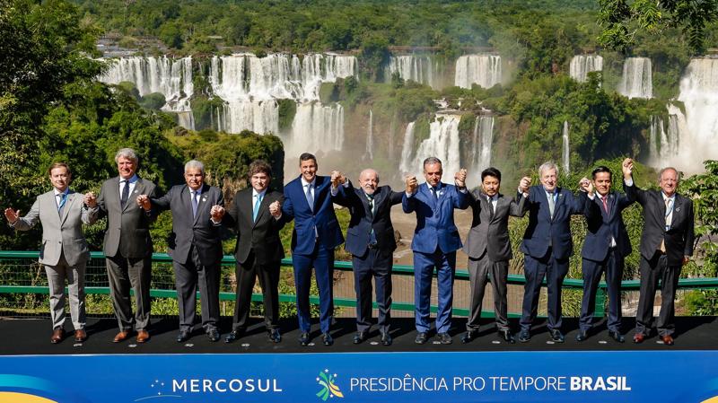 Presidentes e Chefes de Delegação dos Estados Partes do Mercosul e dos Estados Associados no Mirante das Cataratas.