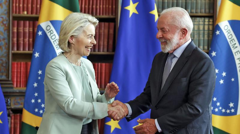 Presidente da Comissão Europeia, Ursula von der Leyen esteve com Lula na véspera da assinatura do tratado. 