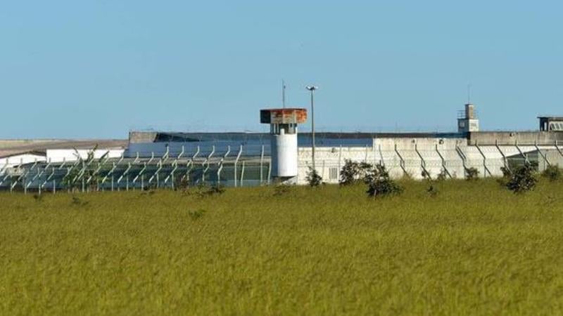 Tratamento diferenciado ao ex-presidente contrasta com superlotação, abandono e violações enfrentadas pela maioria dos presos.