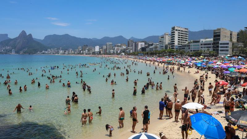 Aluguéis caros afastam famílias do litoral e reforçam a urgência de regras nacionais contra abusos na exploração comercial das praias.