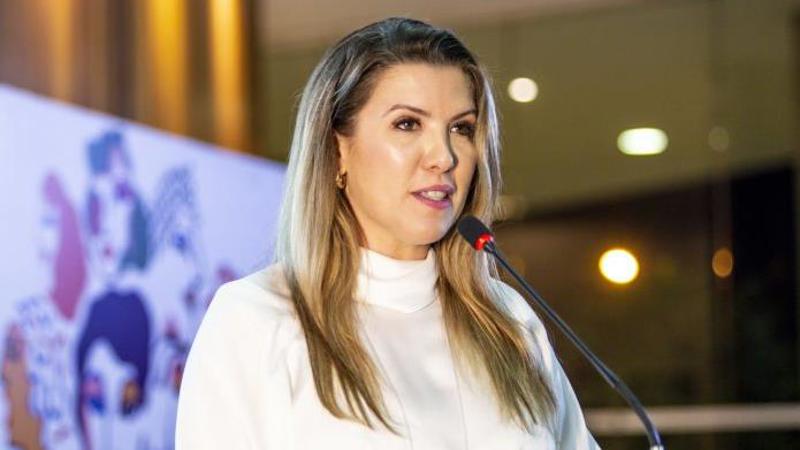 A experiência de Elisa Araújo revela os obstáculos que mulheres enfrentam para permanecer no poder.